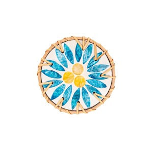 Ensemble de sous-verres en nacre bleue et blanche et en rotin, parfait pour une utilisation festive, décoration de table de fête et cadeaux, provenant d'Inde - Product Image 1