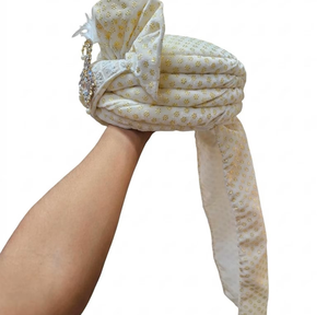 Turbante Indio Pre-Atado Safa para Novio, Color Blanco Dorado, con Broche de Pluma Kalgi, Accesorio Nupcial Premium - Product Image 4