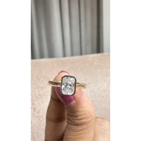 Anillo de compromiso solitario VABS DIAMOND con moissanita de corte radiante de 1.00 CTW, engaste de bisel, plata 925 con baño de oro, para mujer