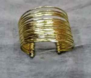 Bracelet manchette en laiton poli doré de qualité supérieure pour femme, style tendance pour les soirées, disponible à prix réduit - Product Image 6