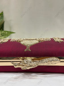 Pochette de soirée et de mariage Heritage, brodée motif Monument Marron, avec fermoir à bec, pour la vente en boutique - Product Image 5