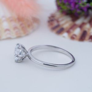 Bague de fiançailles de luxe en argent sterling 925 de haute qualité avec diamant brut rond à quatre griffes pour femme, plaquée rhodium et or - Product Image 2