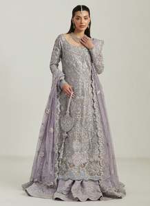 Robe de mariée vintage en soie violette, coupe trapèze, manches longues, col carré, longueur ras du sol, broderie en dentelle, traîne détachable, boutonnée - Product Image 3
