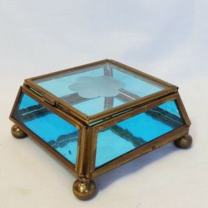 Caja de Almacenamiento de Joyas Hecha a Mano de Latón y Vidrio con Color Personalizado y Capacidad Personalizada para Anillos, Pendientes y Accesorios Pequeños - Product Image 1