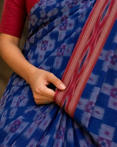 Magnifique sari en soie pure bleu royal à motif géométrique Ikat avec bordure rouge, sari traditionnel indien pour les fêtes et les occasions spéciales - Product Image 5