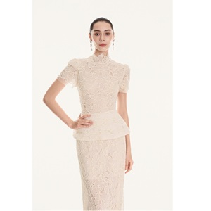 Chemisiers élégants pour femmes prêts à être expédiés, LIZZIE LACE PEPLUM TOP, manches courtes, anti-rides, pour femmes, Vietnam - Product Image 1