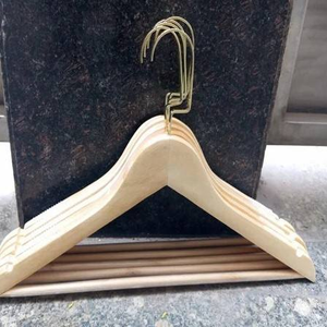 ไม้แขวนเสื้อไม้คุณภาพพรีเมียม ดีไซน์หรูหรา ขนาดและรูปแบบปรับแต่งได้ พร้อมไม้แขวนโลหะสำหรับเสื้อผ้า งานฝีมือธรรมชาติ - Product Image 4