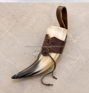 Corne à boire naturelle marron et noire avec sangle en cuir marron pour tenir et accrocher lors de fêtes et dans les bars - Product Image 1