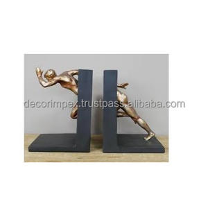 Deux paires de serre-livres en résine unique pour homme de levage Home Decor Sculpture Serre-livres Texture forte et trou de suspension furtif sur le dos. - Product Image 5