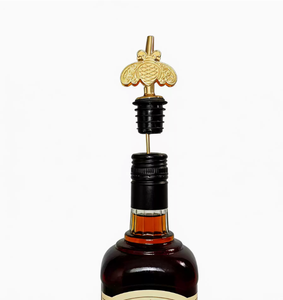 Verseur à vin en forme d'abeille à double couche, personnalisé en usine, en alliage de zinc fabriqué par moulage sous pression et gravure fine en relief. - Product Image 2