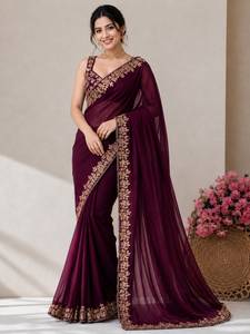 Sari Vichitra de créateur avec broderie C Pallu, motif à séquence codée et bordure découpée, accompagné d'un chemisier Vichitra - Product Image 1