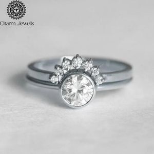 Bague de fiançailles classique en moissanite plaqué or jaune et argent pour femme, taille coussin, sertie à griffes, style couronne, certifiée IGI - Charm_Jewells - Product Image 2