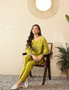 Ensemble de costume en crêpe de créateur - Kurta à col en V avec broderie Schiffli et pantalon assorti - Product Image 4