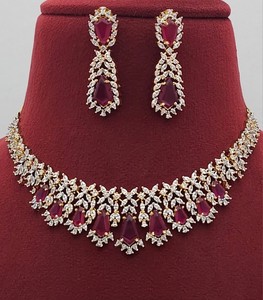 Elegante Conjunto de Collar y Pendientes de Aleación Chapada en Oro con Piedras de Zirconia de Color Rubí y Diamantes Americanos, Ideal para Fiestas de Mujer - Product Image 2