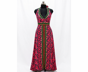 Hermoso Vestido Largo Bohemio de Seda Color Carmesí con Cuello Halter y Estampado Tribal, Vestido Tipo A para Vacaciones, Colores Mezclados para Mujer - Product Image 1