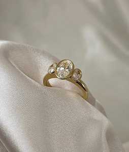 Bague de fiançailles ovale en diamant de laboratoire de 1,5 carat – Bague à trois pierres serties en or massif ou en argent - Product Image 3