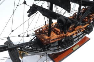 PERLA NEGRA |   MODELO PEQUEÑO 40 CM |   Barco Pirata de Madera Pintado a Mano, Arte Folclórico, Decoración Navideña, Colección para Amantes de las Películas - Product Image 3