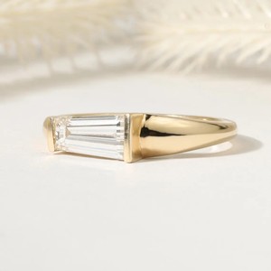 Bague de mariage ou d'anniversaire en or massif 10K 14K 18K avec diamant de laboratoire taille baguette conique certifié IGI, couleur DEF, clarté VS VVS - Product Image 1