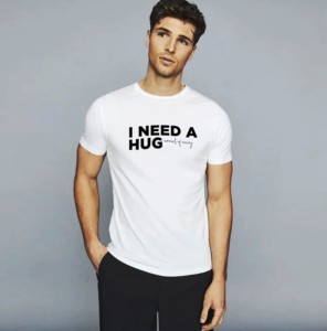 เสื้อยืดแขนสั้นสีเทาเข้มสำหรับผู้ชาย พิมพ์ลายตัวอักษร "I Need A Hug" คอกลม ทรงลำลอง ความยาวปกติ ผ้าเจอร์ซีย์คอตตอน 100% - Product Image 6