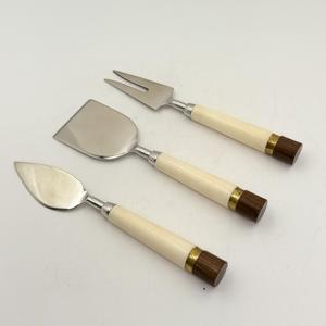 Ensemble de fromages en acier inoxydable personnalisé avec manche en bois et résine, idéal pour les événements de mariage, fabriqué en Inde - Product Image 3