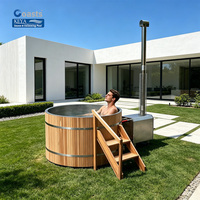 Spa extérieur d'inspiration nordique avec structure de chauffage efficace, bain à remous de luxe pour immersion relaxante
