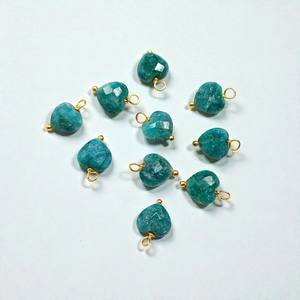 Pendentif en pierre précieuse en forme de cœur émeraude |   Breloque de bijoux DIY en argent sterling avec pierre verte teinte - Product Image 1