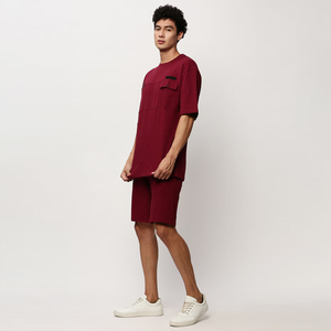 เสื้อยืดคอกลมสีแดงเลือดหมูสำหรับผู้ชาย พร้อมกางเกงขาสั้น ชุดลำลองสำหรับฤดูร้อน ผ้าถัก ระบายอากาศได้ดี - Product Image 3