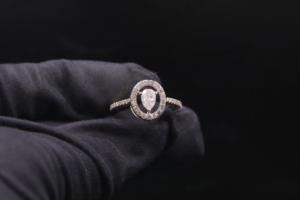 Anillo de Diamantes de Oro Blanco para Mujer, Corte Pera, Certificado GIA, Estilo Clásico de Compromiso - Product Image 1