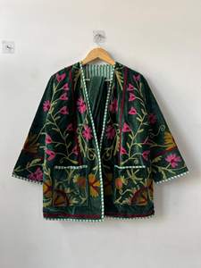 Kimono Corto de Terciopelo Verde con Bordado Floral y Cinturón, Estilo Boho Suzani, Prenda Exterior de Moda - Product Image 5