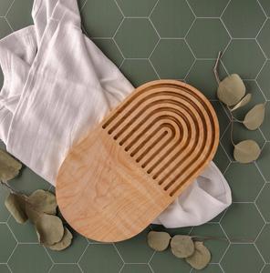 Plateau ovale bohème en bois d'érable poli, arc-en-ciel, pour décoration intérieure, plateau de service, planche à charcuterie, photographie de produits - Product Image 1