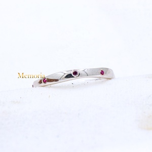 Anillo de Plata de Ley 925 con Rubíes Naturales Dispersos, Joyería Memoria, Venta al Por Mayor - Product Image 5