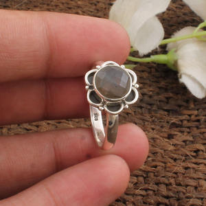 แหวนเงินแท้ 925 ประดับลาบราดอไรต์ทรงเหลี่ยมเจียระไนแบบบริลเลียนท์ งานแฮนด์เมด สไตล์โบโฮคลาสสิก เรียบหรู แหวนเดี่ยว รับรองโดยเจไพร์ สำหรับทั้งชายและหญิง - Product Image 4