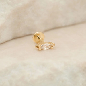 Piercing Labret Zisma de Oro 14K con Diamante Marquise Cultivado en Laboratorio, Roscado Internamente, con Base Plana y Cuentas, Certificado IGI, Directo de Fábrica - Product Image 1