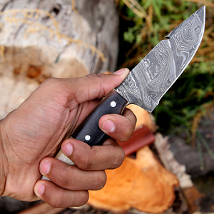 Cuchillo de Caza Hecho a Mano de Acero Inoxidable, Hoja Fija de Espiga Completa, Cuchillo Táctico para Supervivencia al Aire Libre, Camping y Bushcraft, con Funda de Cuero - Product Image 1