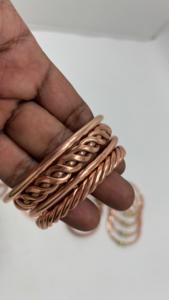 Pulseras de cobre hechas a mano con diseños artísticos para regalos de moda y uso diario, diseñadas para compradores mayoristas en todo el mundo. - Product Image 2