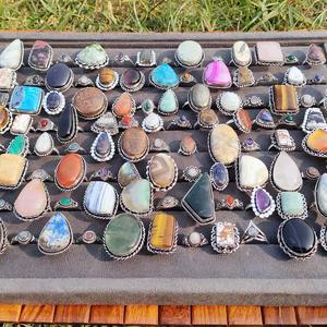 Anillo Clásico de Latón con Piedra Lunar Natural, el Más Vendido, Unisex, para Ocasiones Especiales, Disponible al Mejor Precio - Product Image 1