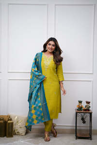 Conjunto de Kurti Recto Bordado en Viscosa Chanderi Color Limón de Última Moda para Mujer con Pantalón de Viscosa Chanderi y Dupatta Liso - Product Image 2
