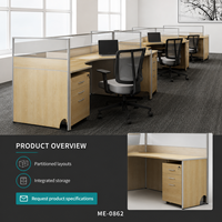 Poste de travail commercial rectangulaire moderne pour quatre personnes avec écran, armoire de rangement, dessus en grain de bois clair, gris basse intensité