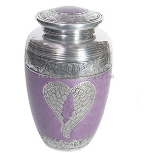L'urne funéraire violette vient d'être lancée avec un cœur et des ailes d'ange L'urne design est souvent fabriquée à la main à partir de matériaux comme le métal - Product Image 1