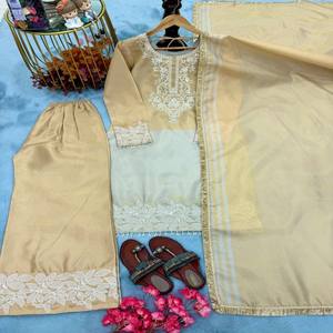 Conjunto VASTRA COTTAGE de Dos Tonos en Seda Banarasi con Bordado y Lentejuelas, Top y Pantalón Plazo, y Dupatta con Borde de Encaje Banarasi para Fiestas - Product Image 4