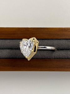 Anillo de Compromiso y Boda Hecza Jewels con Diamante Cultivado en Laboratorio de 5 Quilates en Forma de Corazón, Oro Amarillo de 14K, Engaste de Garras, Certificado IGI, 3.9g - Product Image 5