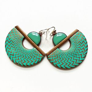 Boucles d'oreilles pendantes en résine époxy faites à la main pour femme, élégantes, pour soirée, événement festif, bijoux de déclaration stylés, en acrylique et lucite - Product Image 3