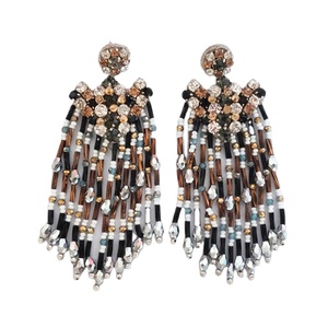 Boucles d'oreilles pendantes faites à la main, brodées à la main, en forme de V, avec perles et pierres mélangées, style designer, pour femme, à prix minimal - Product Image 1
