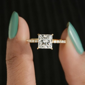 Anillo de Diamante Cultivado en Laboratorio con Corte Princesa, Diseño Moderno, en Oro Amarillo de 14K, con Certificado IGI y Claridad VVS - Product Image 1