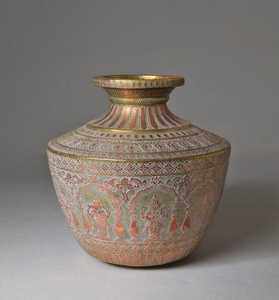 Stylish <b>Decorative</b> <b>Vase</b> Designed With Fine Metal Craftsmanship Perfect For Living Room Dining Table And Office Decoration - Product Image 4