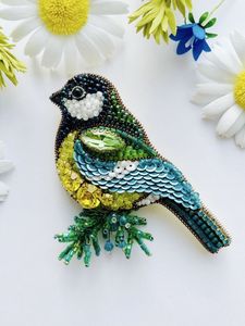 Broche unique brodée de perles, accessoire de mode artisanal de créateur avec perles colorées, broderie à la main exquise - Product Image 1
