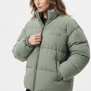 Chaqueta Acolchada de Moda para Mujer, Corte Regular, Cuello Alto, Cierre Completo, Abrigo de Invierno Acolchado, Proveedor de Ropa Exterior de Diseño Personalizado - Product Image 3