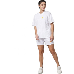 Conjunto corto ligero para mujer, diseñado con tela cómoda y detalles elegantes para viajes a la playa y salidas en climas cálidos. - Product Image 1