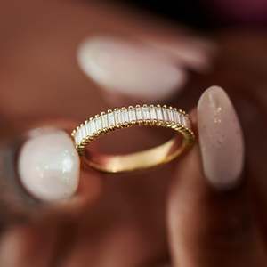 Anillo unisex chapado en oro de 14k con diamante talla baguette, certificado IGI, joyería clásica de compromiso - Product Image 3