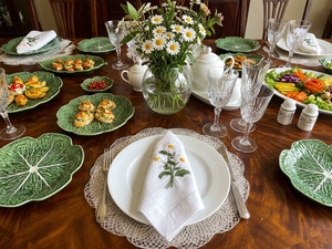 Serviette de table carrée classique personnalisée en coton, brodée de fleurs de marguerite blanches, faite à la main, durable, réutilisable, lavable en machine, taille standard pour la maison - Product Image 2